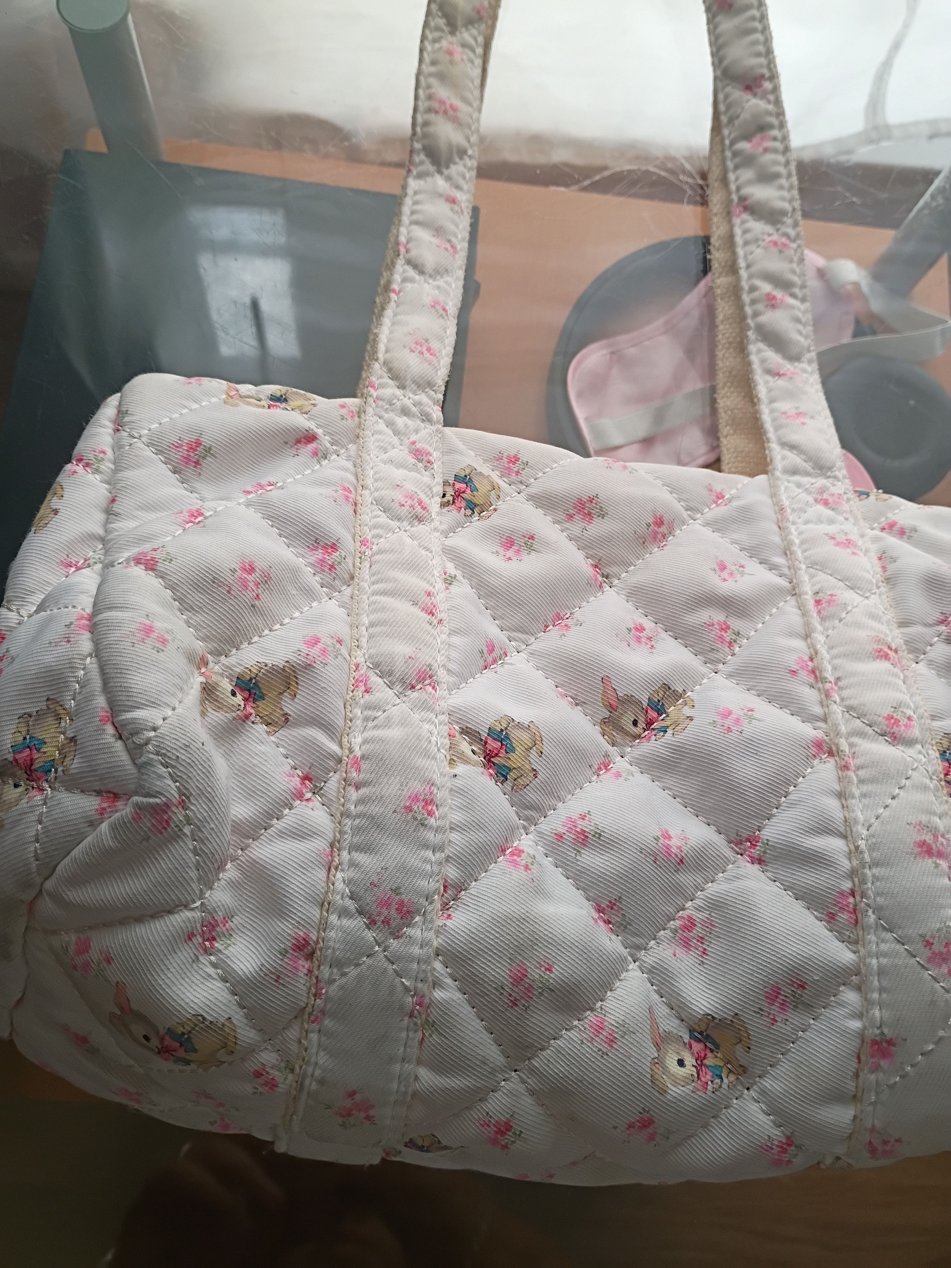 Quilted White And Pink Floral Tote Bag With Heart Charm — image 5 of 6